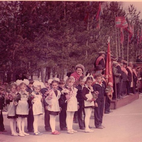 1985г. Октябрята с цветами для ветеранов.jpg